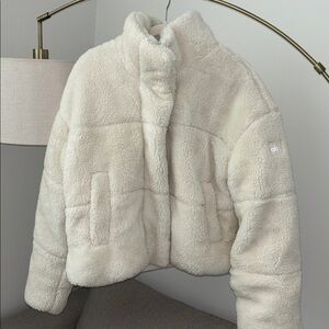 ALO SHERPA SNOW ANGEL PUFFER - white